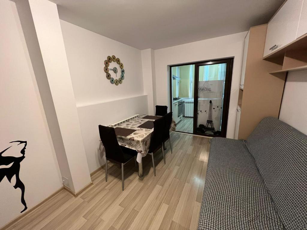 2 Bedrooms Apartment. Galaţi Eksteriør bilde